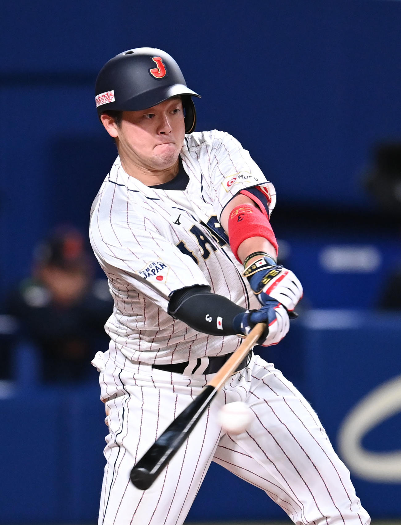 壮行試合侍ジャパン対中日　8回裏侍ジャパン2死二塁、右適時二塁打を放つ牧（撮影・森本幸一）