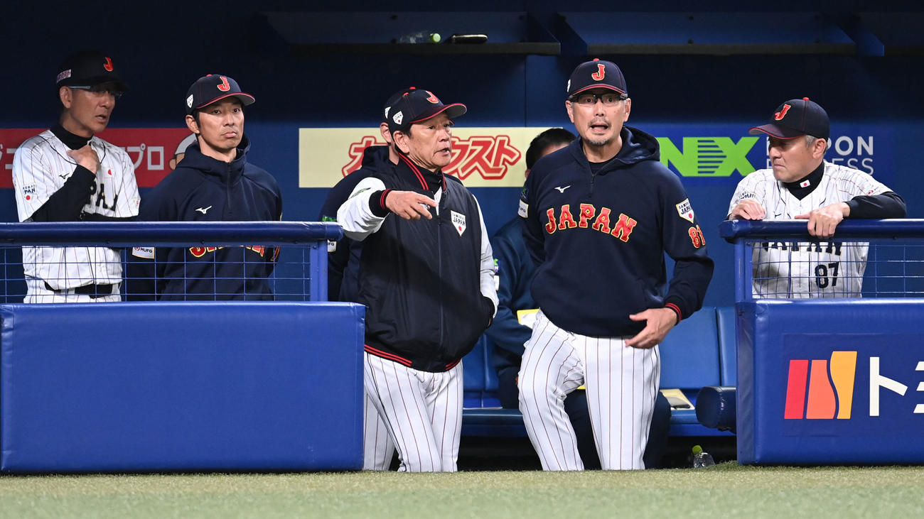 壮行試合侍ジャパン対中日　7回表中日2死一、二塁、ベンチで吉井投手コーチらと言葉を交わす栗山監督（中央）（撮影・森本幸一）