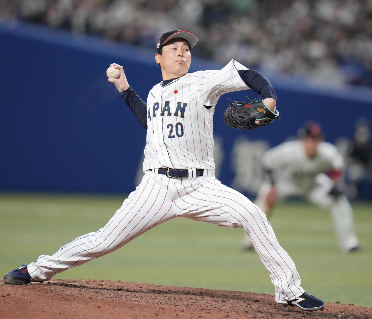 侍ジャパン対中日　7回表途中から登板する侍ジャパン4番手の栗林（撮影・狩俣裕三）