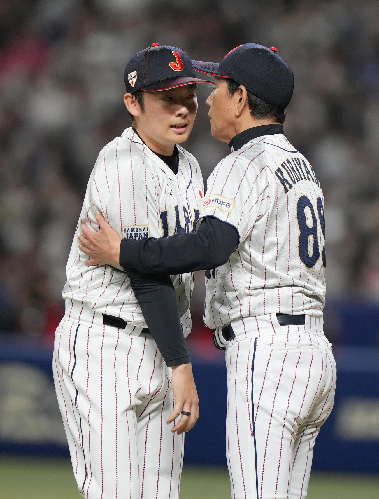 侍ジャパン対中日　7回途中、降板する松井（左）に話しかける栗山監督（撮影・狩俣裕三）