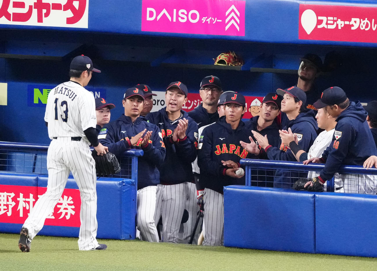 侍ジャパン対中日　7回表、降板しベンチに引き揚げる侍ジャパン3番手の松井（左端）を迎える選手たち（撮影・江口和貴）