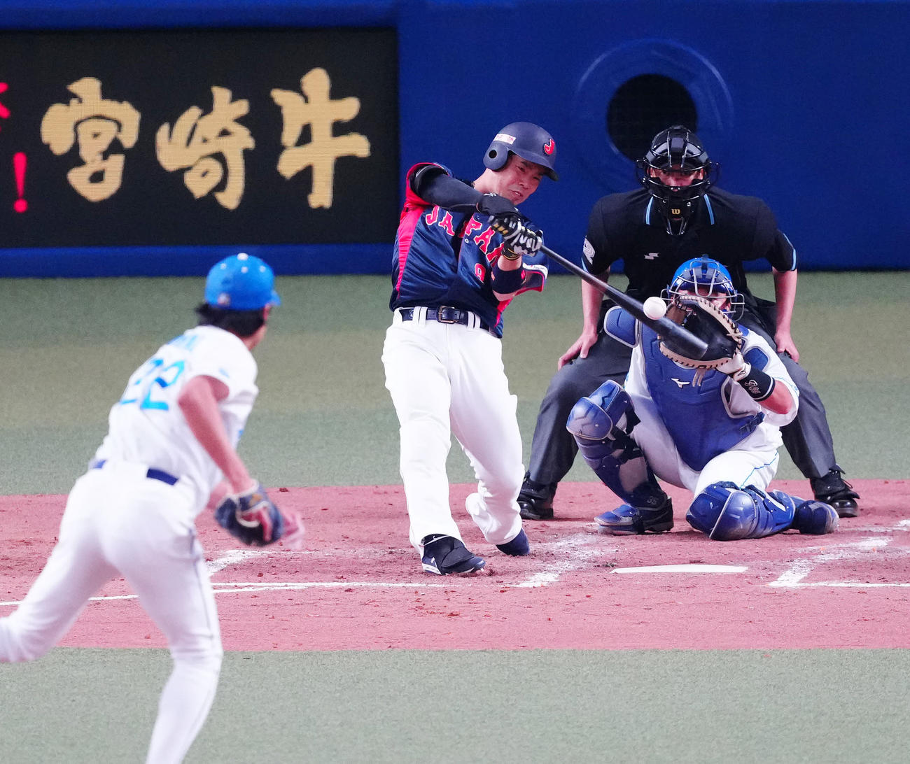 中日対侍ジャパン　3回表侍ジャパン2死三塁、先制適時二塁打を放つ近藤。投手大野雄（撮影・江口和貴）