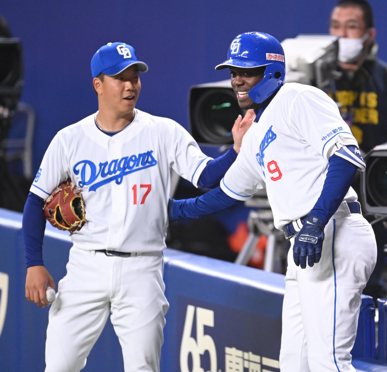 壮行試合中日対侍ジャパン　4回裏中日2死、左越え本塁打を放ち柳とタッチを交わすアキーノ（右）（撮影・森本幸一）
