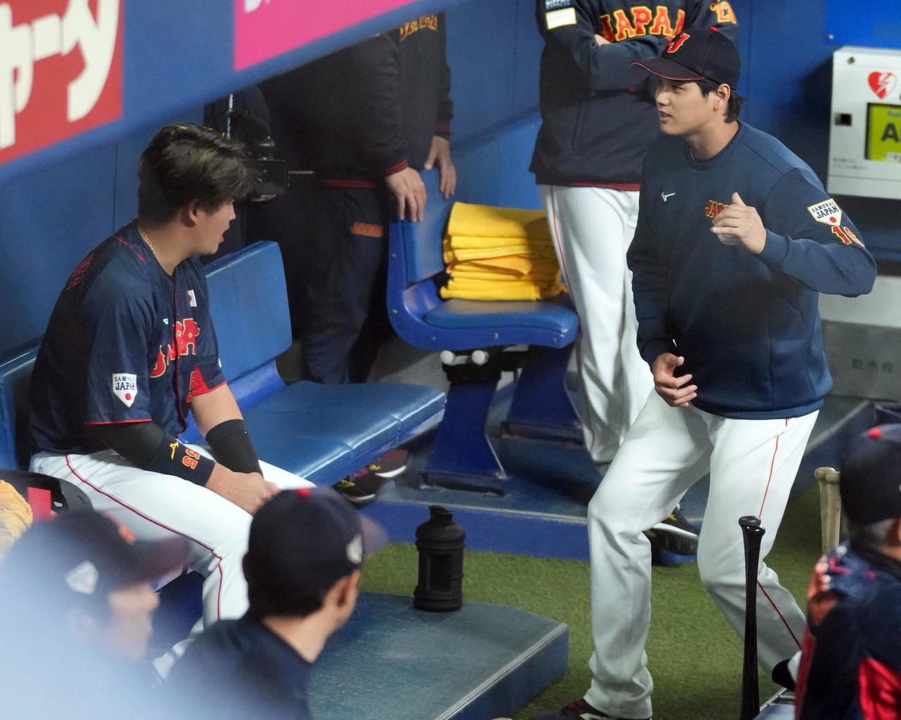 壮行試合中日対侍ジャパン　6回表侍ジャパン攻撃終了、ベンチで村上（左）にアドバイスをする大谷（右）（撮影・森本幸一）