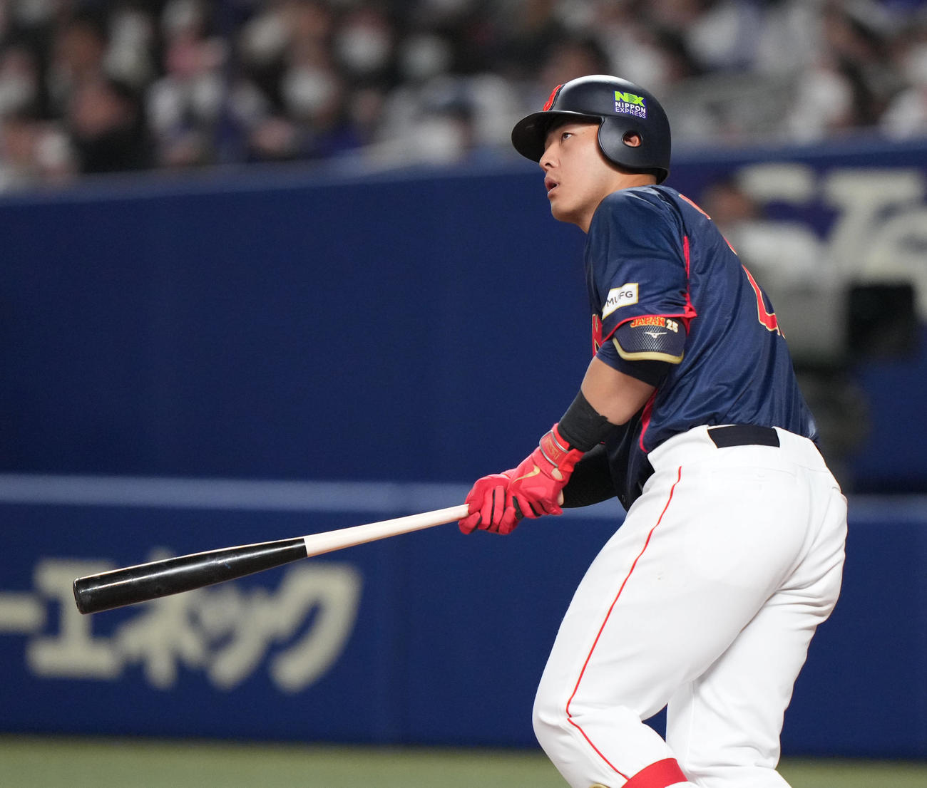 中日対侍ジャパン　7回表侍ジャパン無死、ソロ本塁打を放つ岡本（撮影・狩俣裕三）