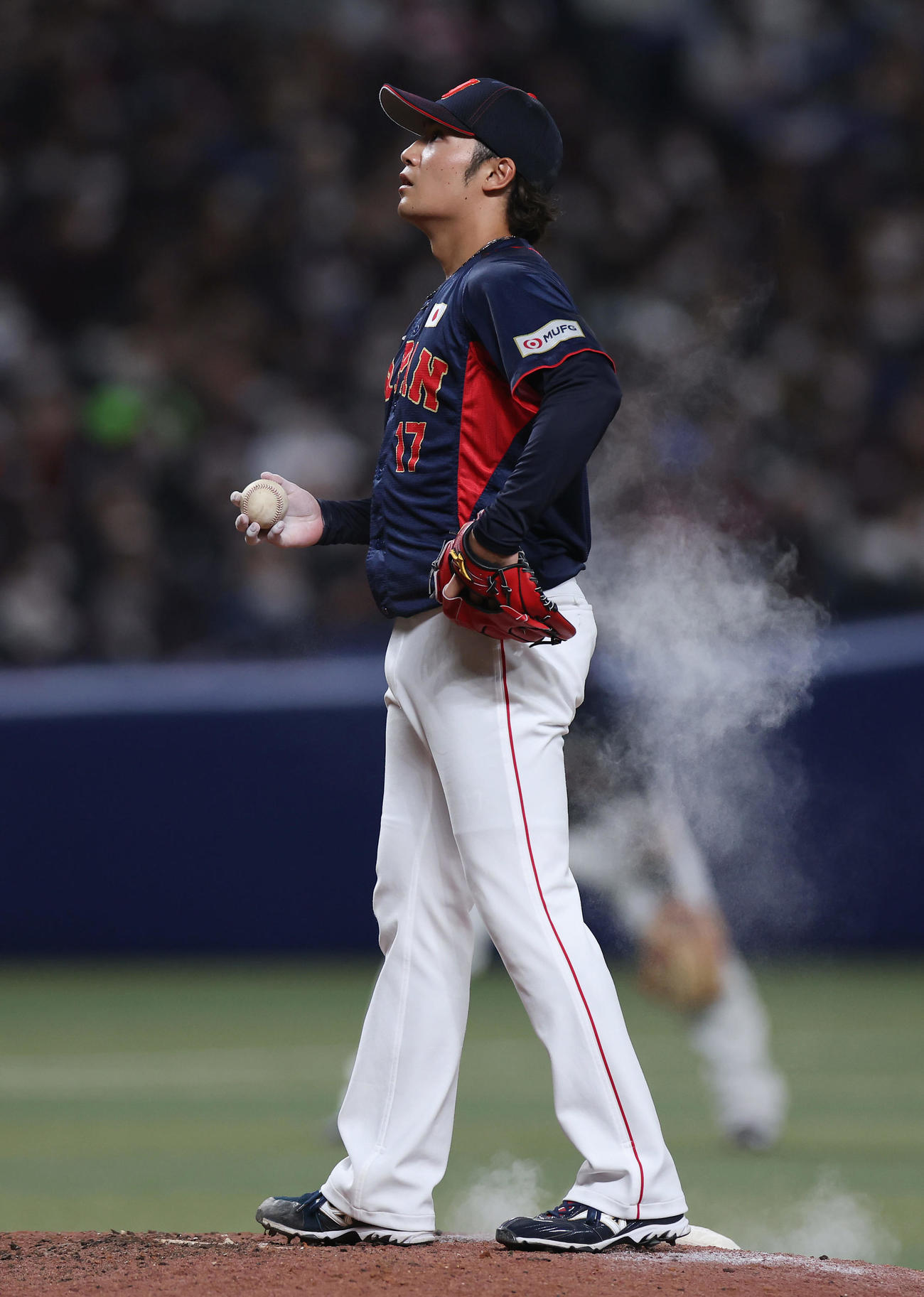 中日対侍ジャパン　投球前にロジンを付ける伊藤（撮影・前田充）