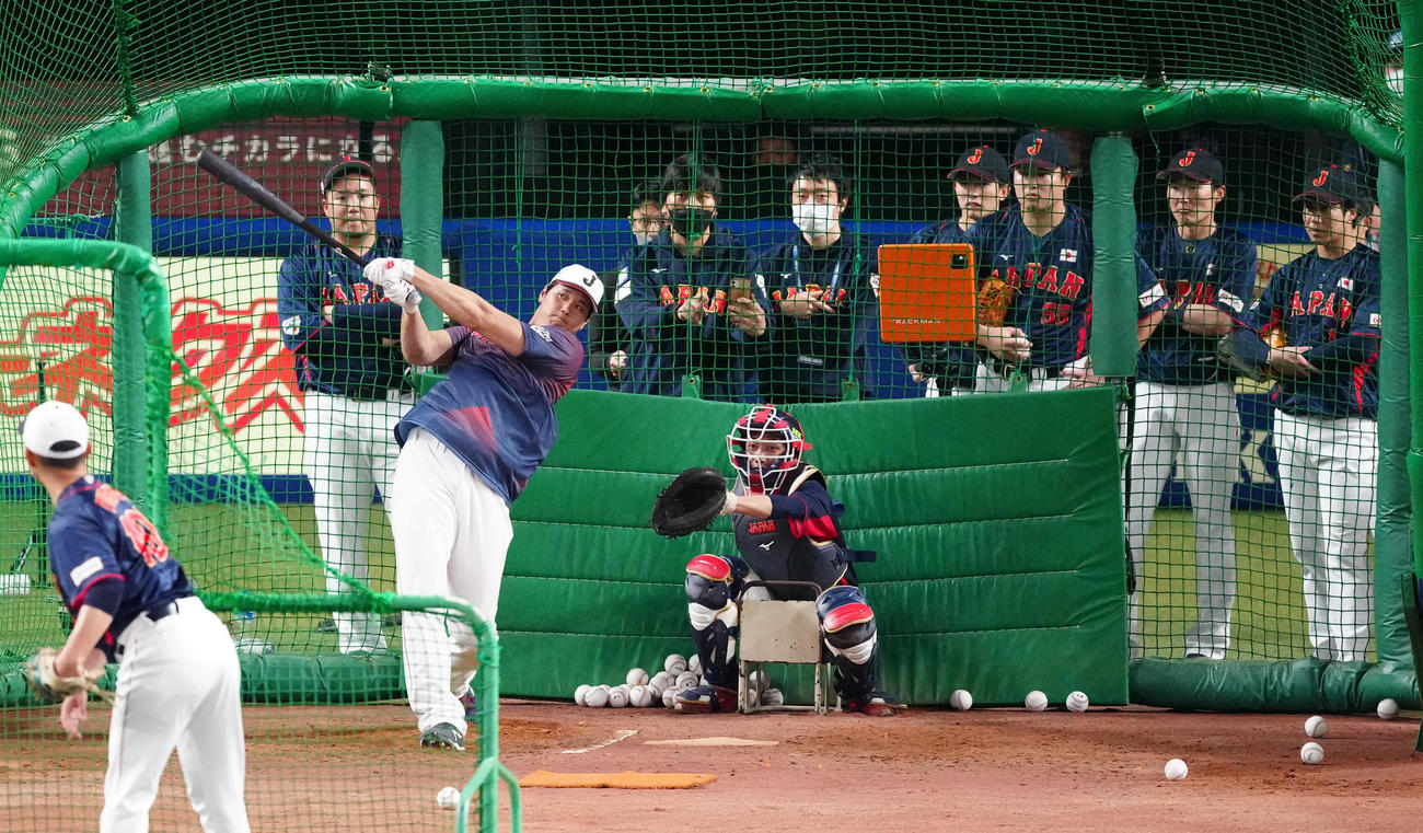 中日対侍ジャパン　試合前、村上（右から3人目）らが見つめる中、打撃練習を行う大谷（撮影・江口和貴）