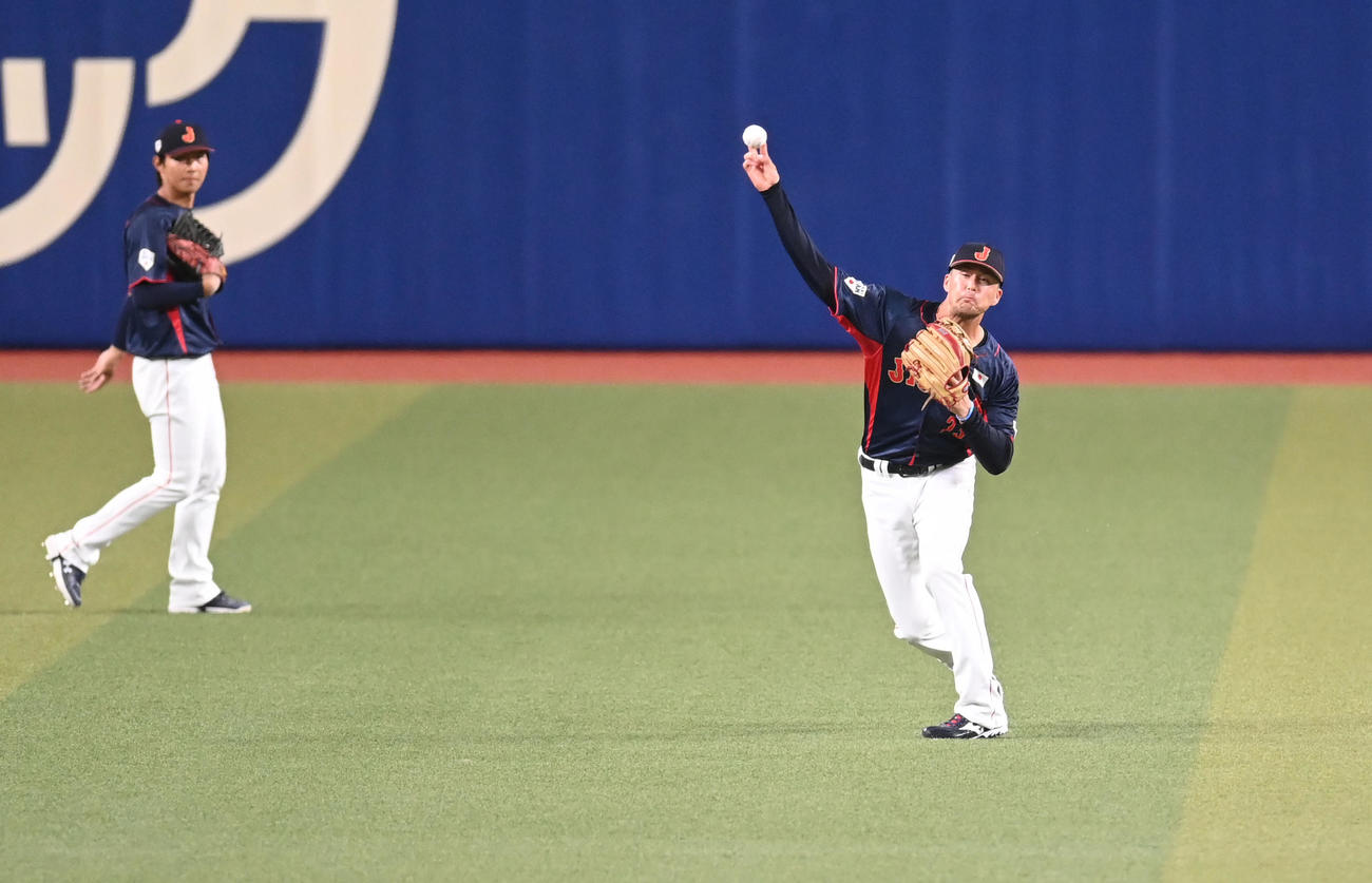 壮行試合中日対侍ジャパン　試合前、シートノックを受けるヌートバー（右）（撮影・森本幸一）