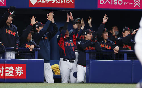 中日対侍ジャパン　3回表侍ジャパン2死三塁、近藤の先制適時二塁打にベンチで喜ぶ大谷（左から3人目）ら侍ジャパンの選手たち（撮影・前田充）