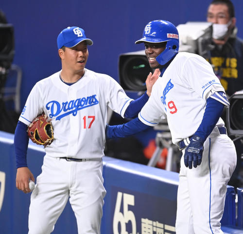壮行試合中日対侍ジャパン　4回裏中日2死、左越え本塁打を放ち柳とタッチを交わすアキーノ（右）（撮影・森本幸一）