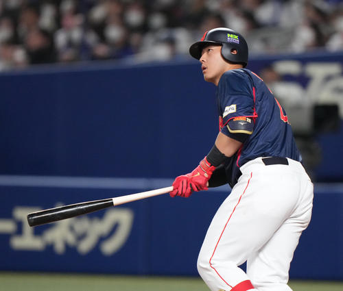 中日対侍ジャパン　7回表侍ジャパン無死、ソロ本塁打を放つ岡本（撮影・狩俣裕三）