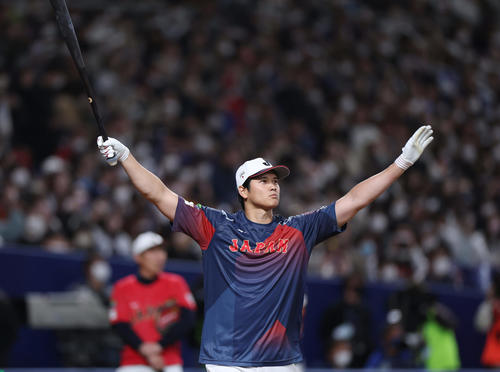 中日対侍ジャパン　試合前練習のフリー打撃で特大本塁打を放ち、両手を広げる大谷（撮影・前田充）