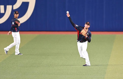 壮行試合中日対侍ジャパン　試合前、シートノックを受けるヌートバー（右）（撮影・森本幸一）