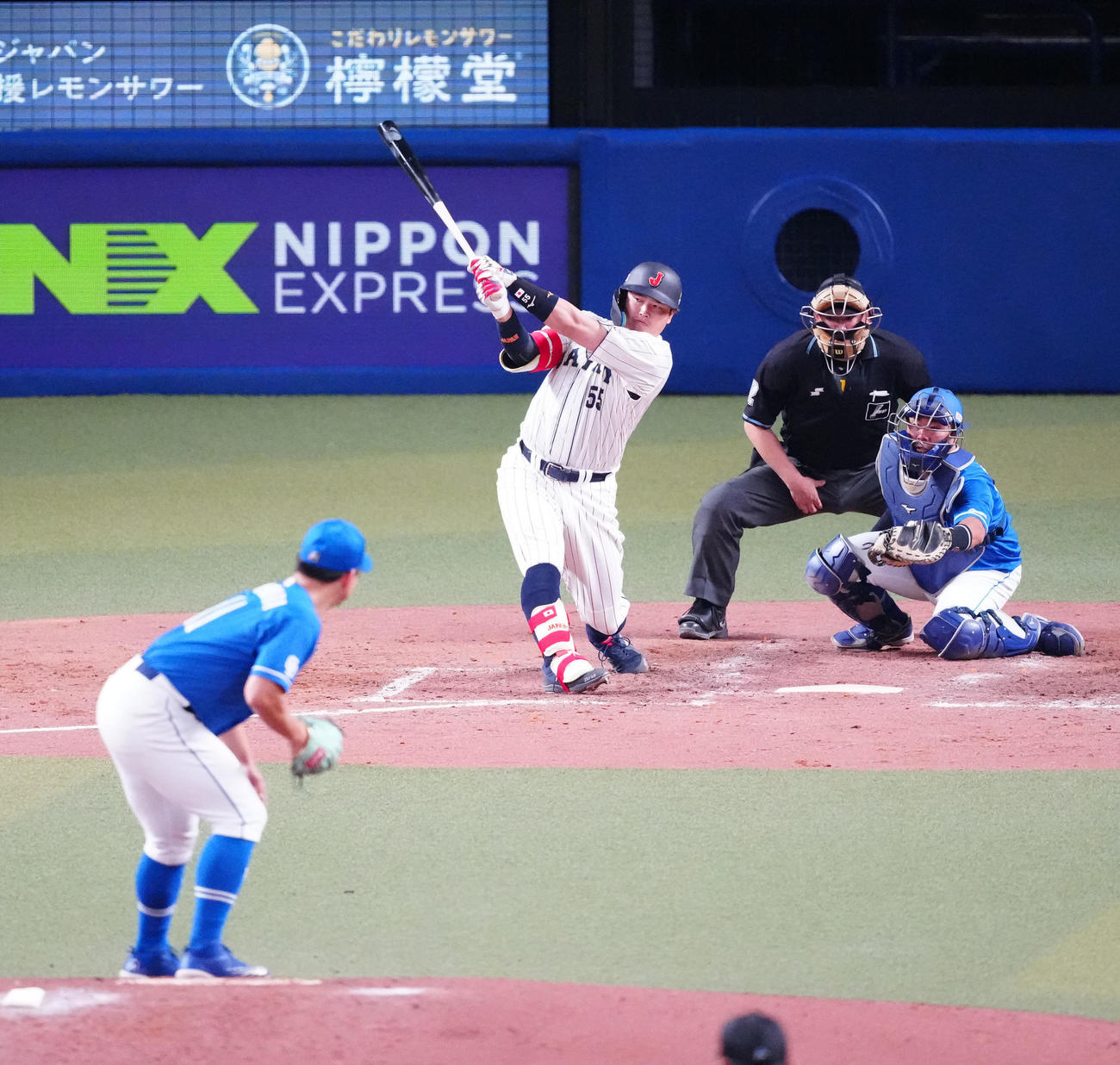 侍ジャパン対中日　4回裏侍ジャパン無死一塁、右前打を放つ村上（撮影・江口和貴）