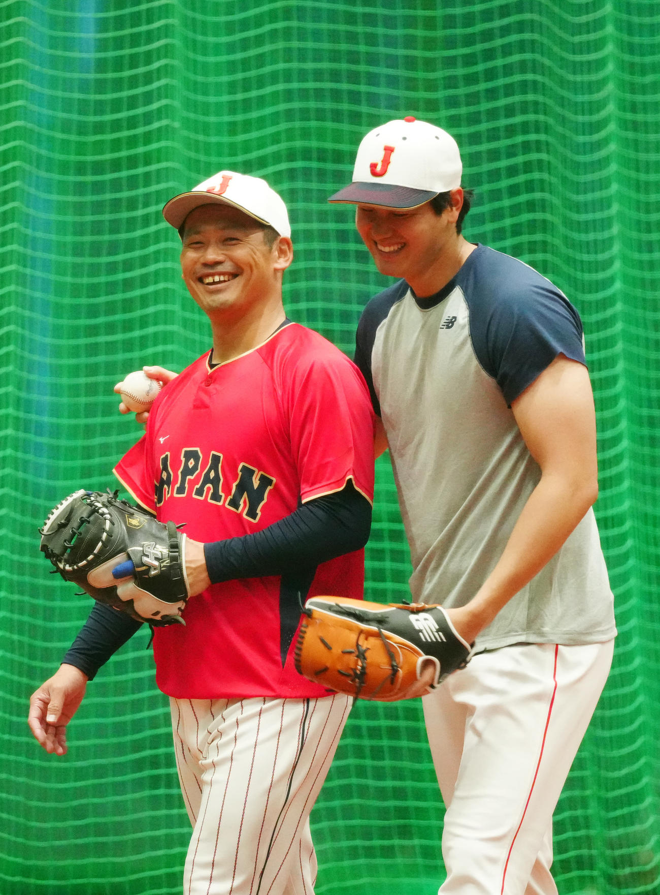 梶原ブルペン捕手（左）と投球練習を行い、笑顔を見せる大谷（撮影・江口和貴）