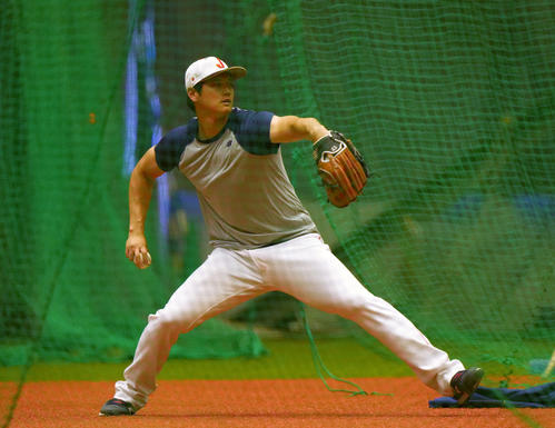 室内練習場で力強く投球する大谷（撮影・狩俣裕三）