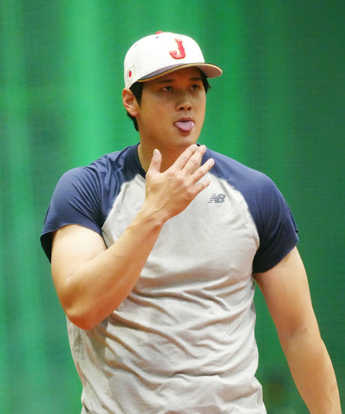 投球練習中、指を湿らせる大谷（撮影・江口和貴）