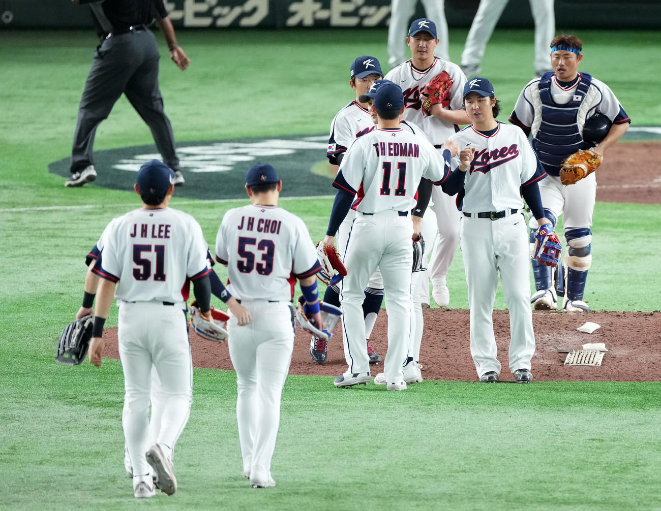 12日、チェコ対韓国　チェコに勝利しタッチを交わす韓国ナイン（撮影・横山健太）