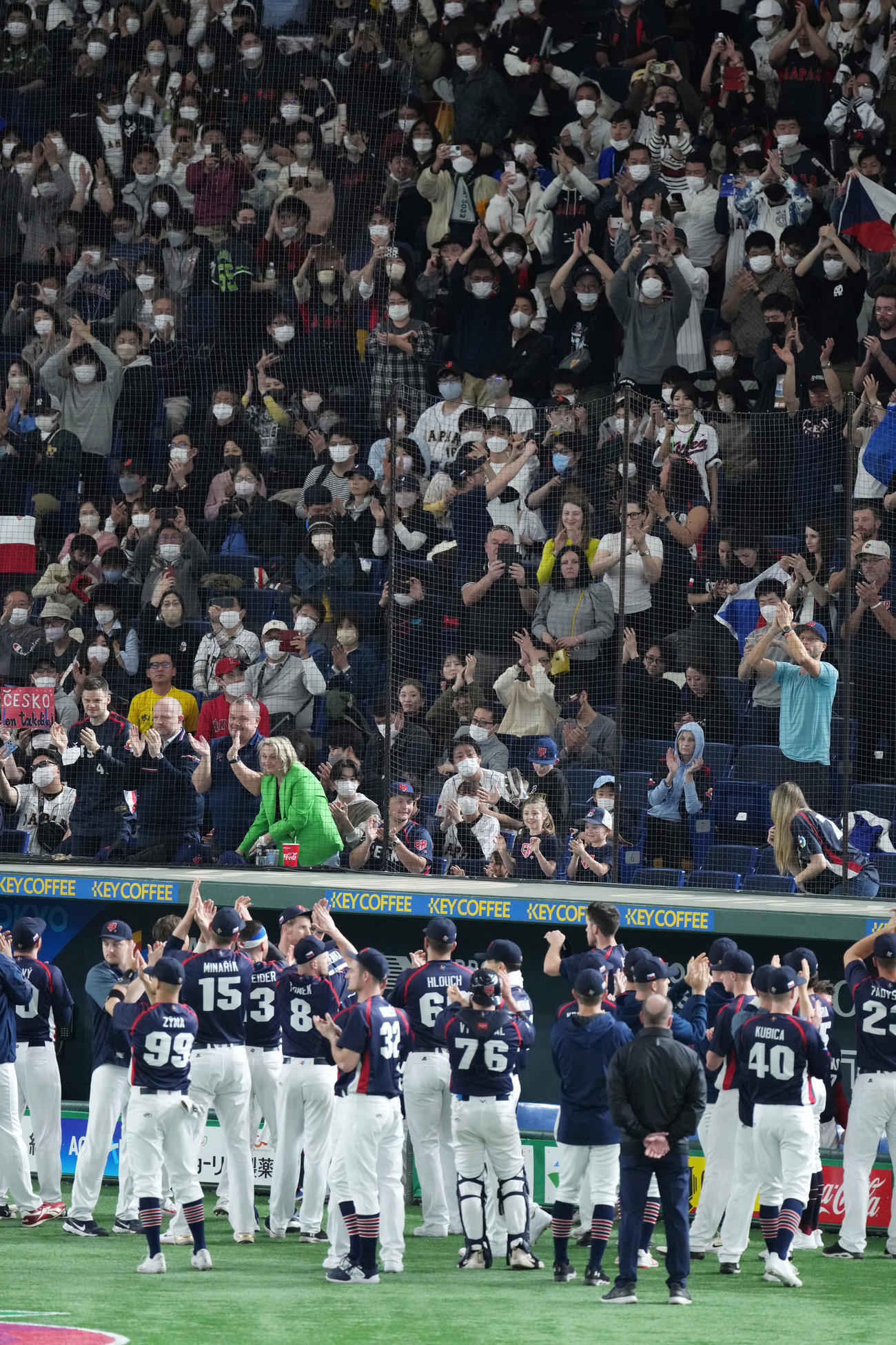 チェコ対韓国　試合に敗れ声援に応えるチェコナイン（撮影・横山健太）