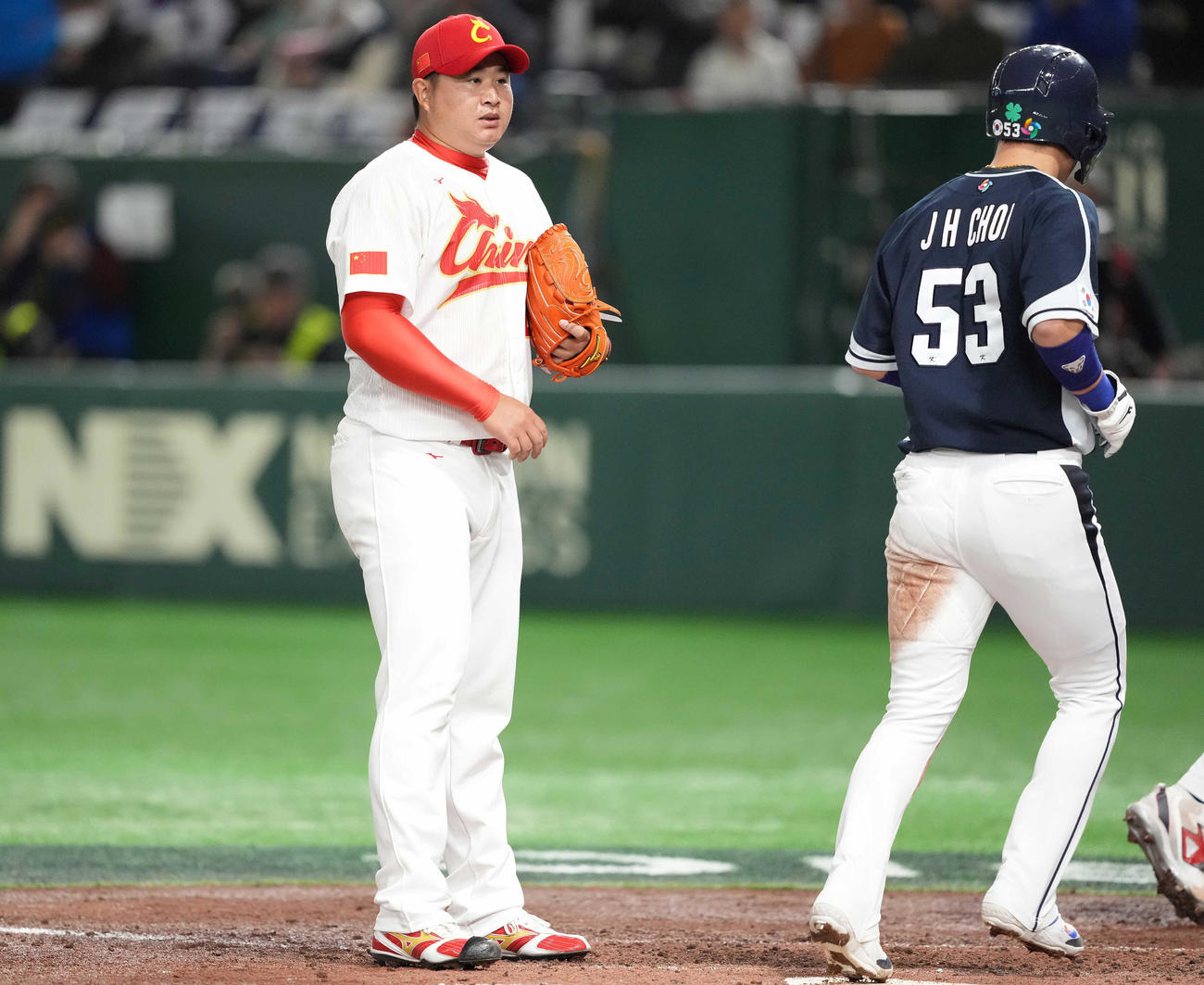 中国対韓国　2回表韓国2死一、三塁、打者李政厚の時、暴投し三塁走者崔知訓の生還を許す鄭超群（撮影・鈴木みどり）