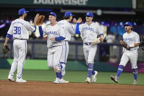 ニカラグアに勝利し喜ぶイスラエルの選手たち（AP＝共同）