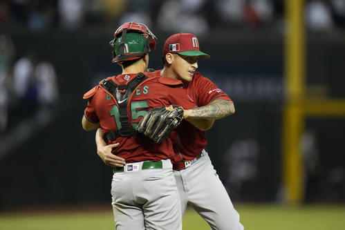 米国に勝利し、バーンズと抱き合うレイエス（右）（AP）