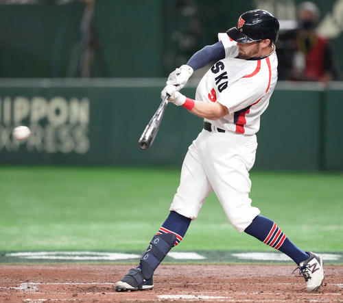 チェコ対オーストラリア　3回裏チェコ2死一、三塁、中前適時打を放つソガード（撮影・鈴木みどり）