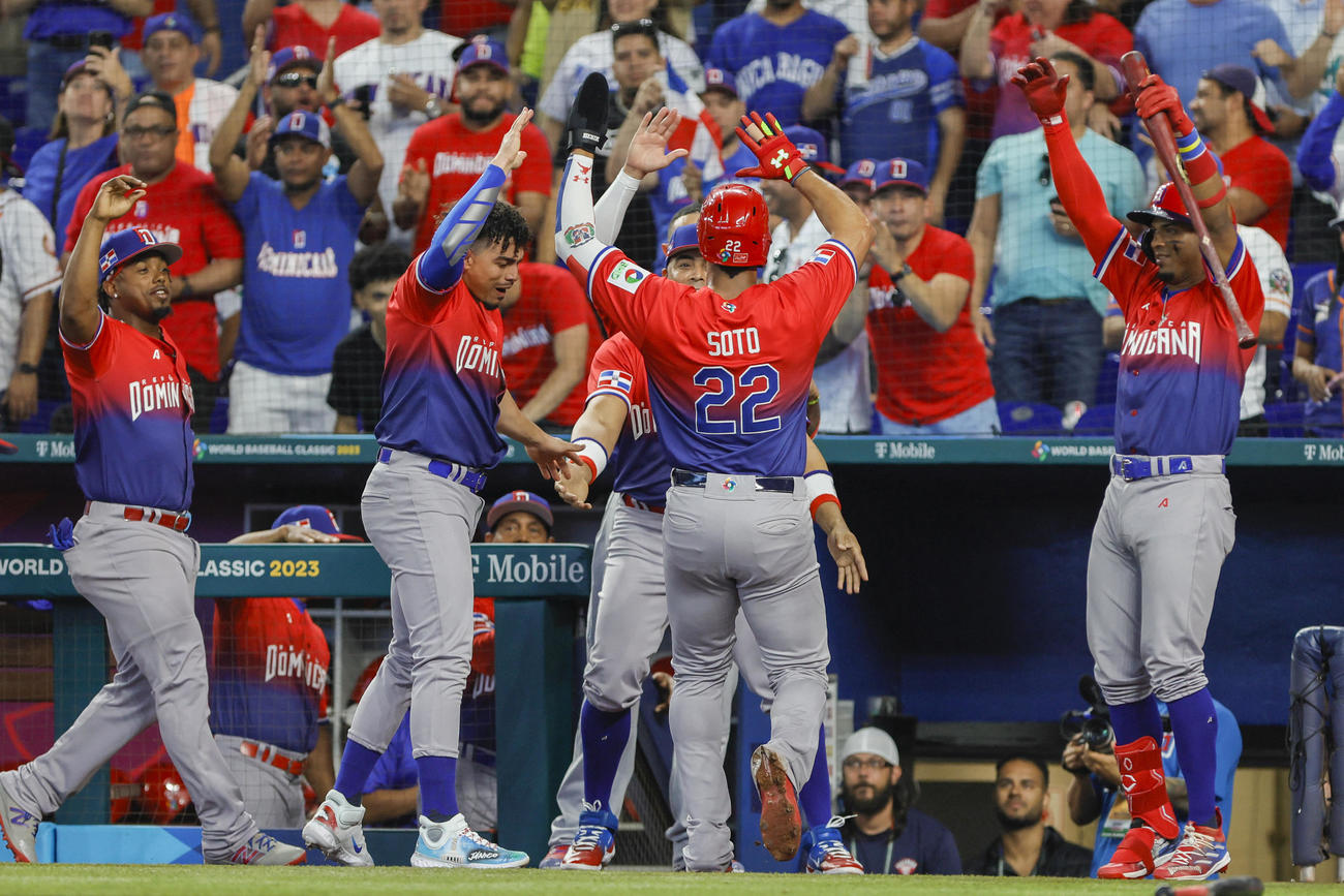 1回、先制点を奪い喜ぶドミニカ共和国ナイン（ロイター）