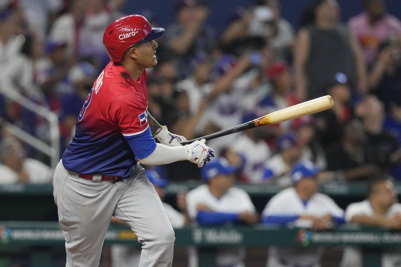 9回、二塁打を放つドミニカ共和国のマチャド（AP）