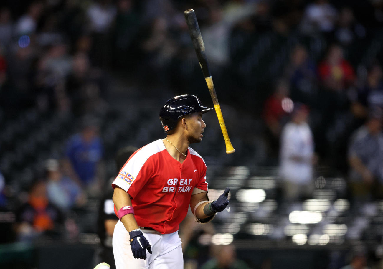 7回、ソロ本塁打を放つ英国のフォード（ロイター）