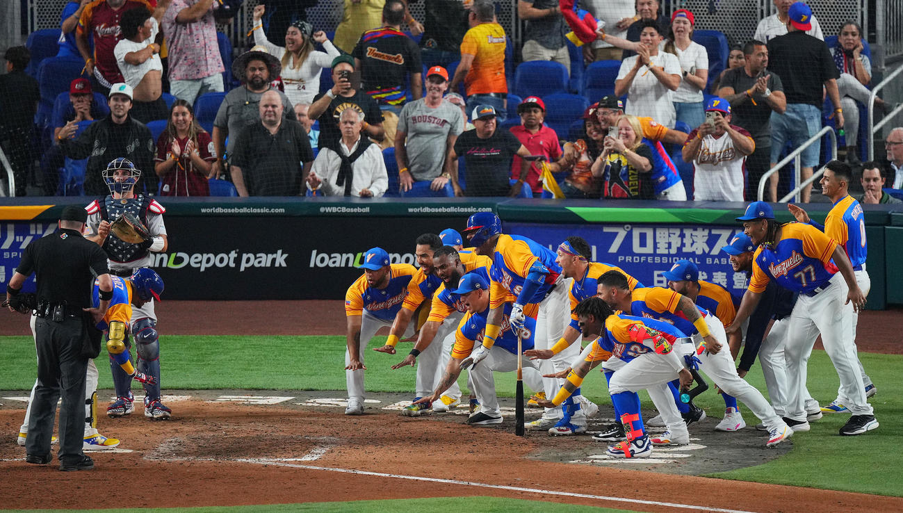 ベネズエラ対米国　7回裏ベネズエラ2死、右越えソロ本塁打を放アラエス（左）とポーズを決めるナイン（撮影・垰建太）