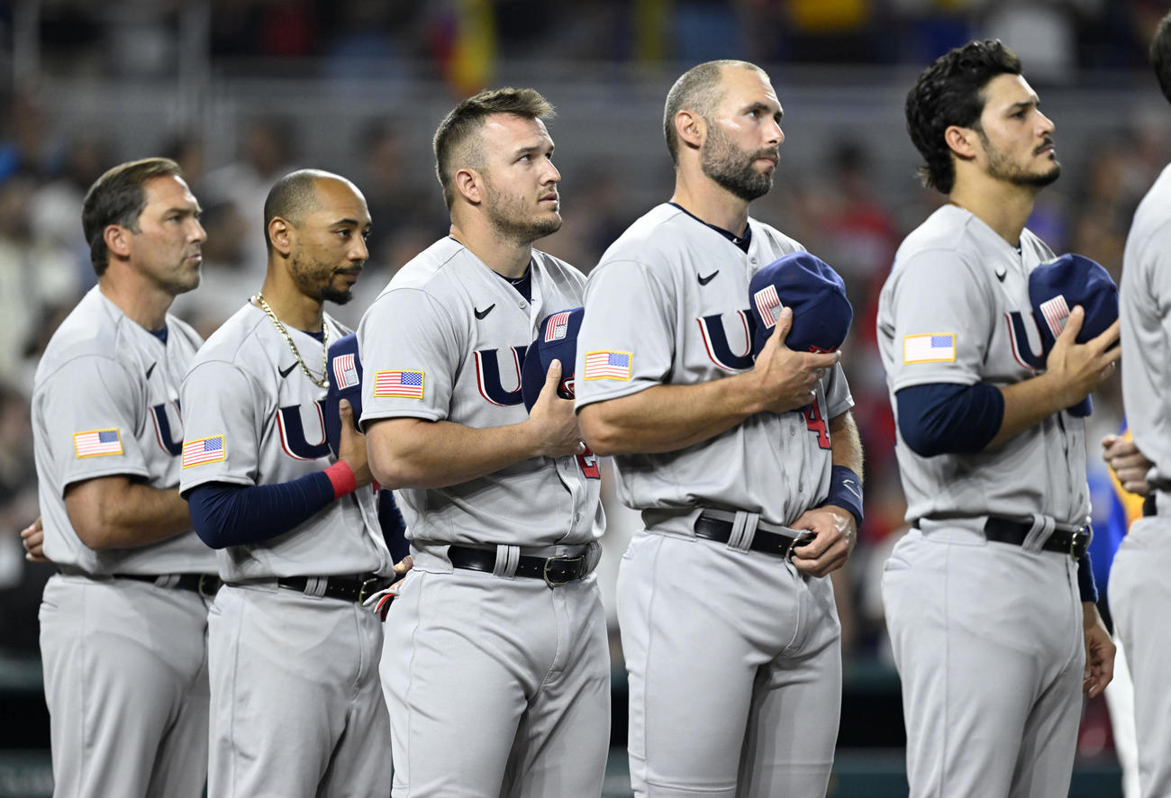 準々決勝のベネズエラ戦に臨む米国のトラウト（中央）ら＝マイアミ（共同）