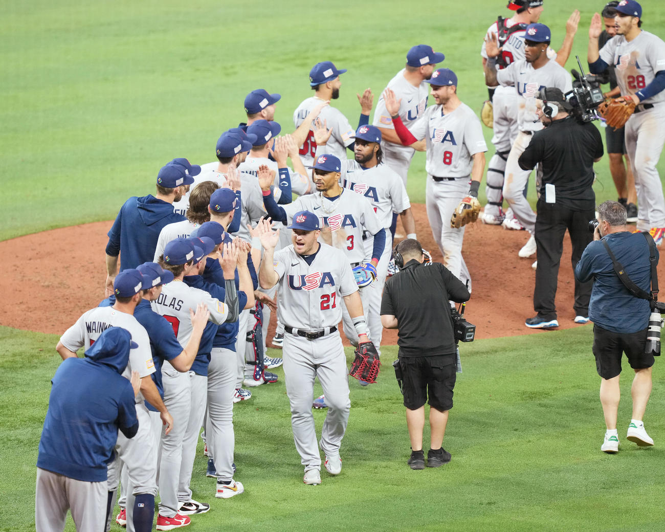 ベネズエラ対米国　ベネズエラに勝利し準決勝に駒を進め、喜ぶ米国ナイン（撮影・菅敏）
