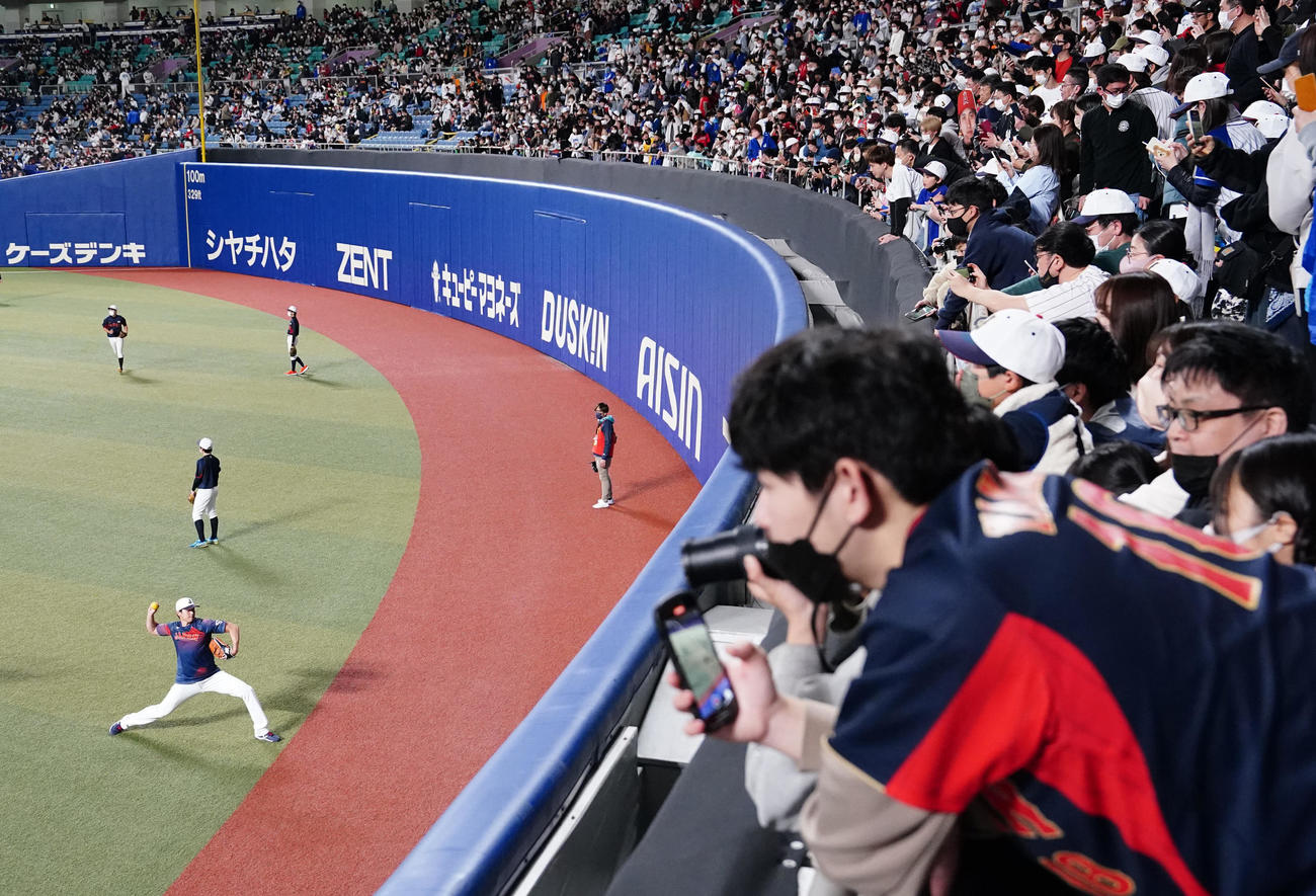 中日対侍ジャパン　大勢のファンが見守る中、試合前練習に臨む大谷（手前左）（撮影・江口和貴）