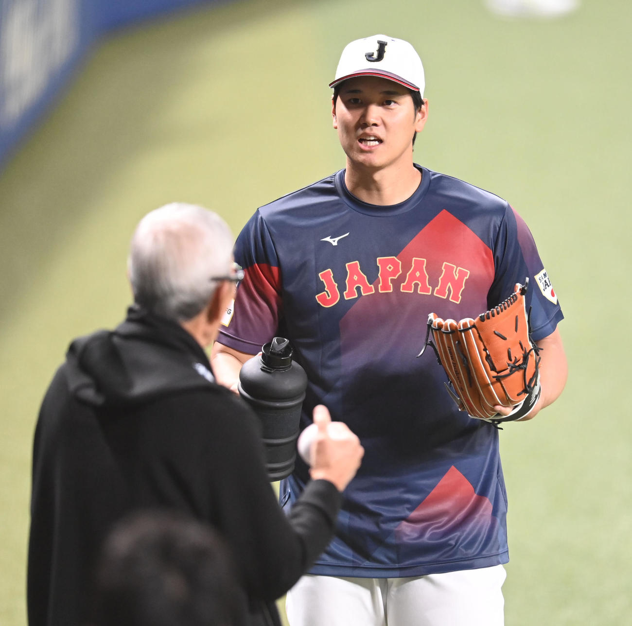 壮行試合中日対侍ジャパン　権藤博氏と言葉を交わす大谷（右）（撮影・森本幸一）