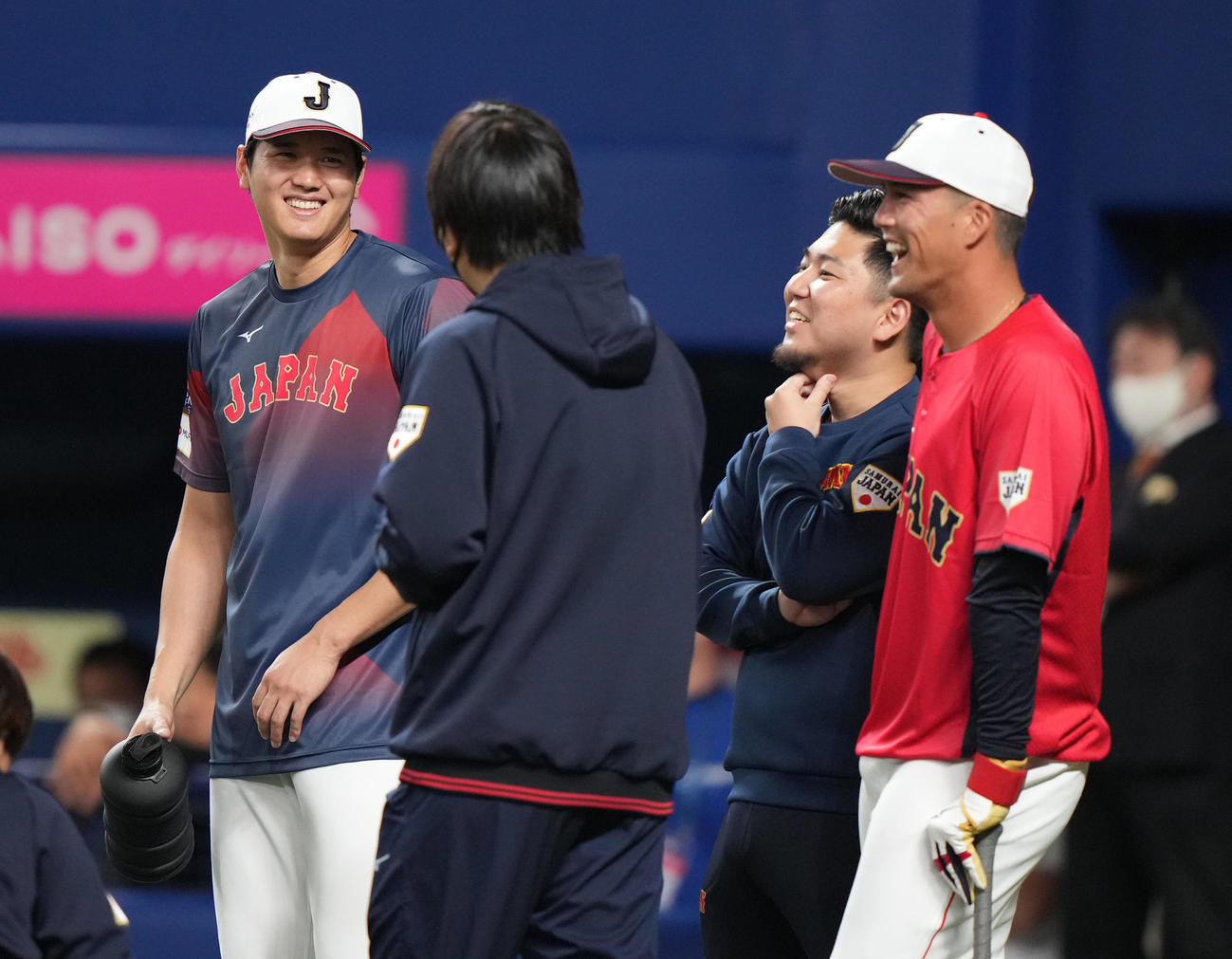 中日対侍ジャパン　打撃練習前に談笑する大谷（左）とヌートバー（右）（撮影・狩俣裕三）