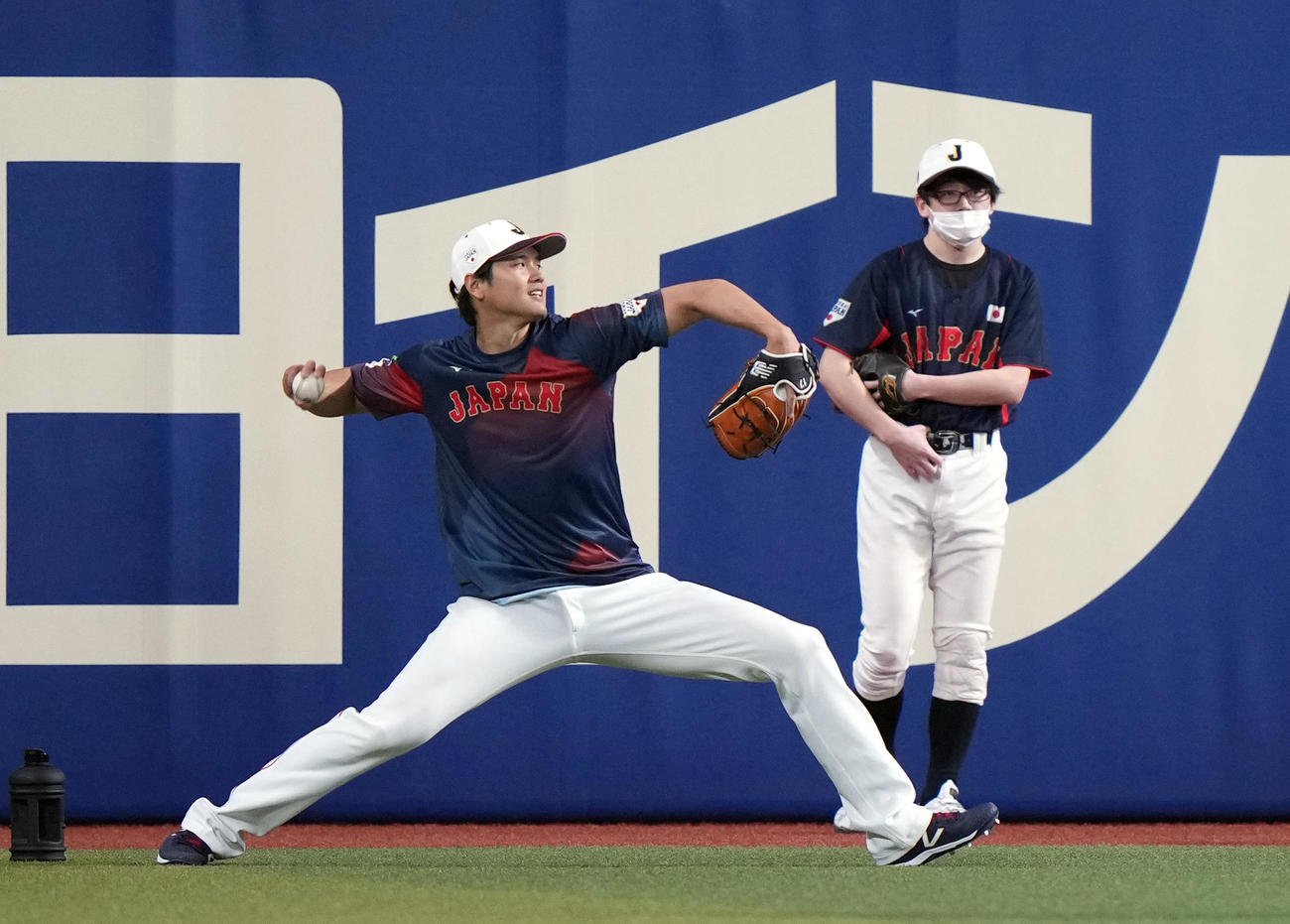キャッチボールをする大谷（撮影・狩俣裕三）
