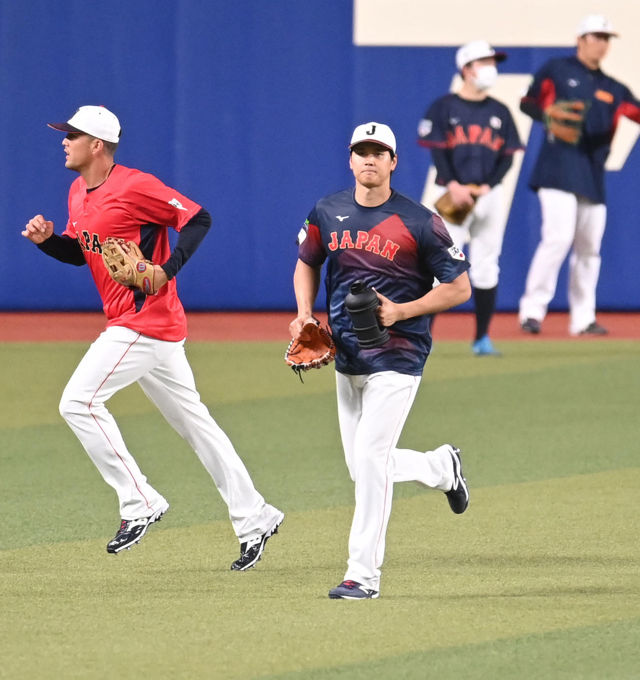 壮行試合中日対侍ジャパン　打撃練習に向かう大谷（右）左はヌートバー（撮影・森本幸一）