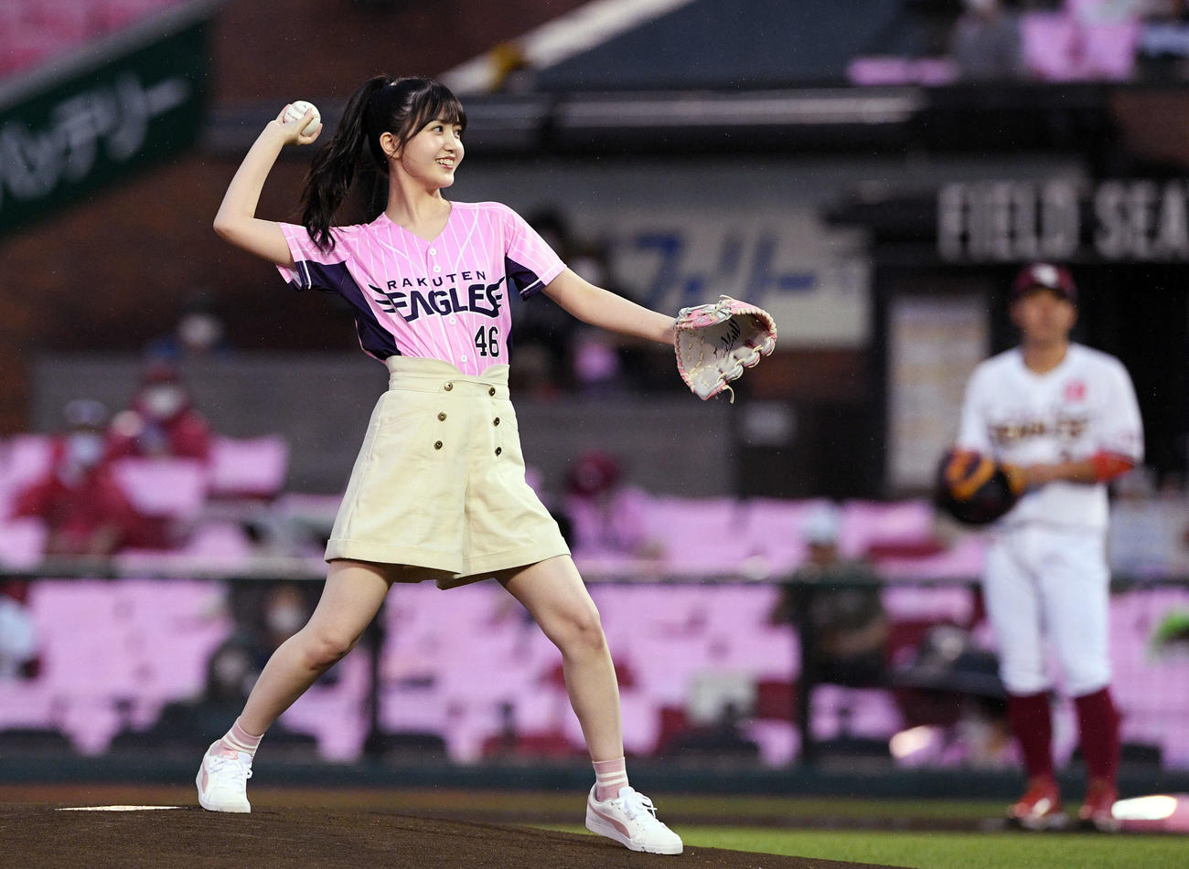 20年8月、楽天対西武　始球式で投球する乃木坂46久保史緒里