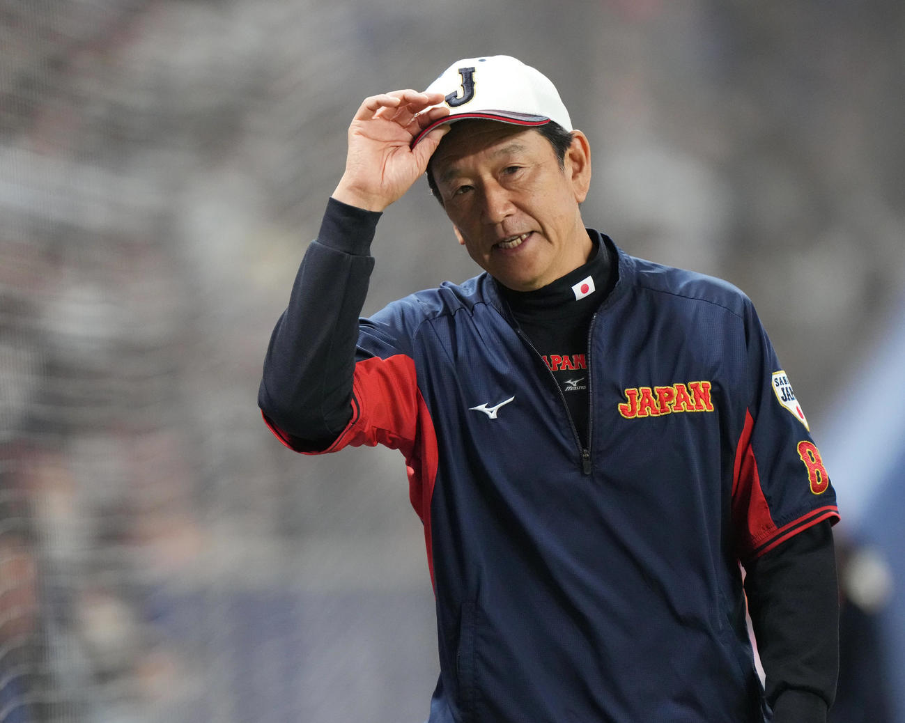 中日対侍ジャパン　試合前練習でファンにあいさつする栗山監督（撮影・狩俣裕三）