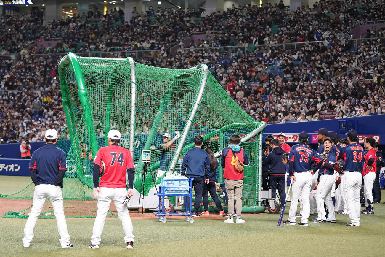 中日対侍ジャパン　試合前、多くの選手や栗山監督（手前左）らに囲まれながら、フリー打撃を行う大谷（撮影・狩俣裕三）
