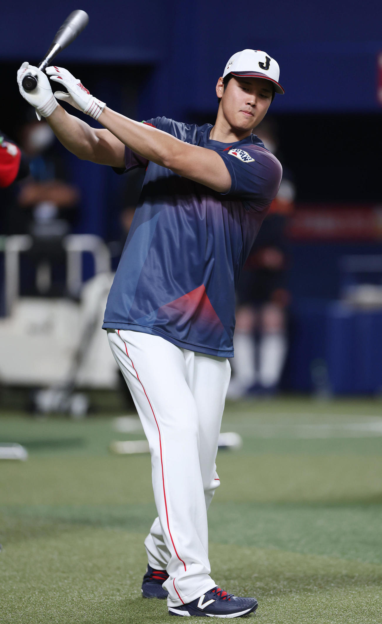 中日対侍ジャパン　試合前練習でフリー打撃を前に素振りを繰り返す大谷（撮影・前田充）