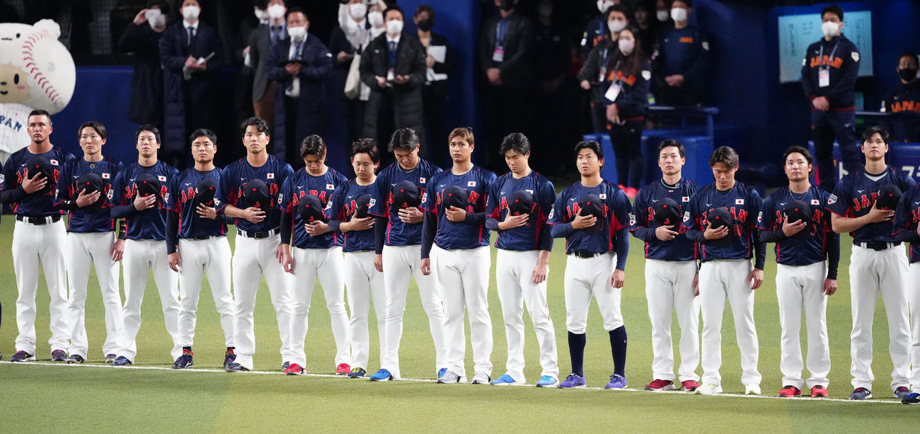 中日対侍ジャパン　試合前、君が代斉唱する大谷（右端）ら侍ジャパンの選手たち。左端はヌートバー（撮影・江口和貴）