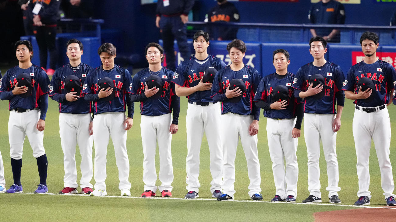 中日対侍ジャパン　試合前、君が代斉唱する大谷（中央）ら侍ジャパンの選手たち（撮影・江口和貴）