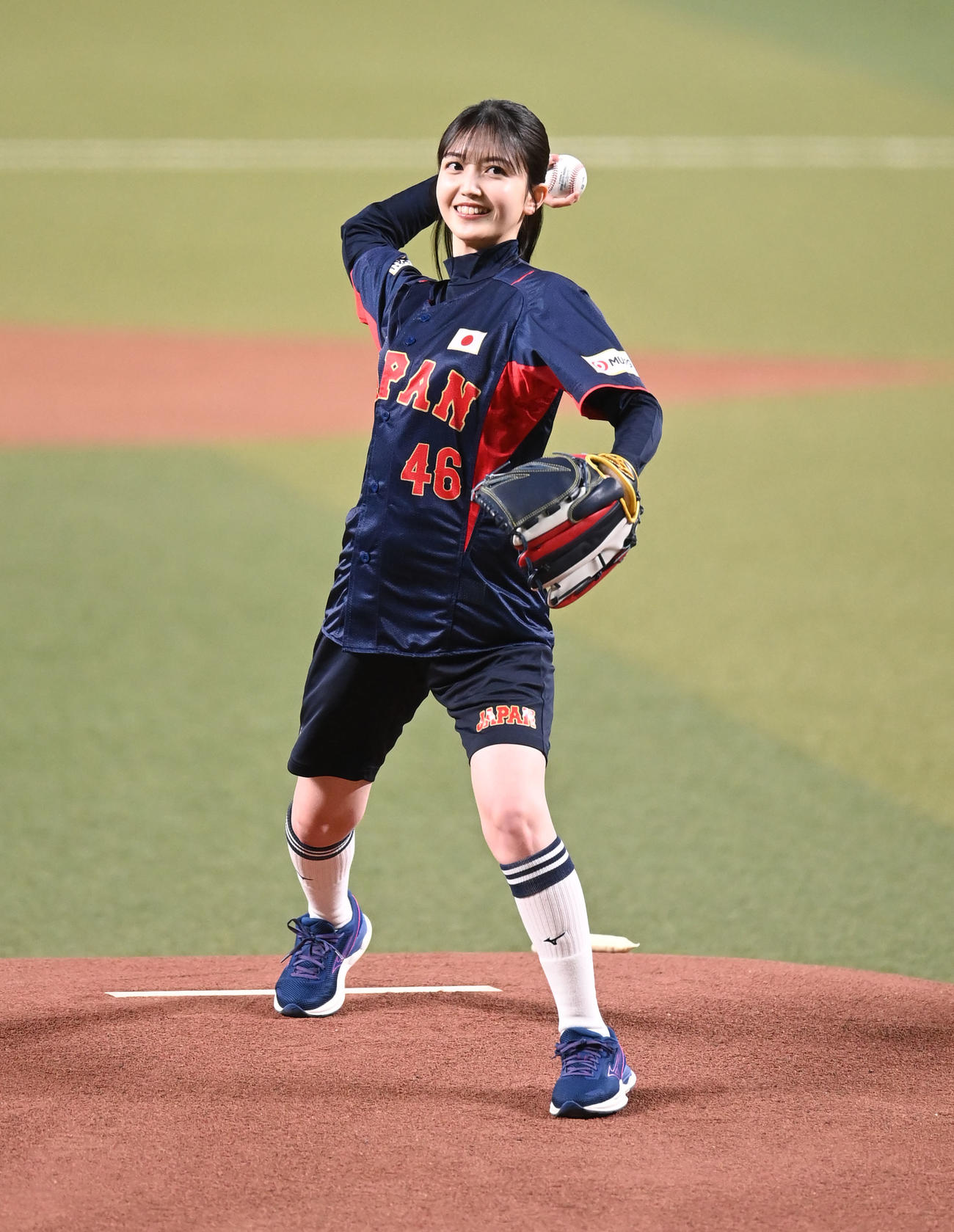 壮行試合中日対侍ジャパン　試合前、始球式を務める乃木坂46の久保史緒里（撮影・森本幸一）