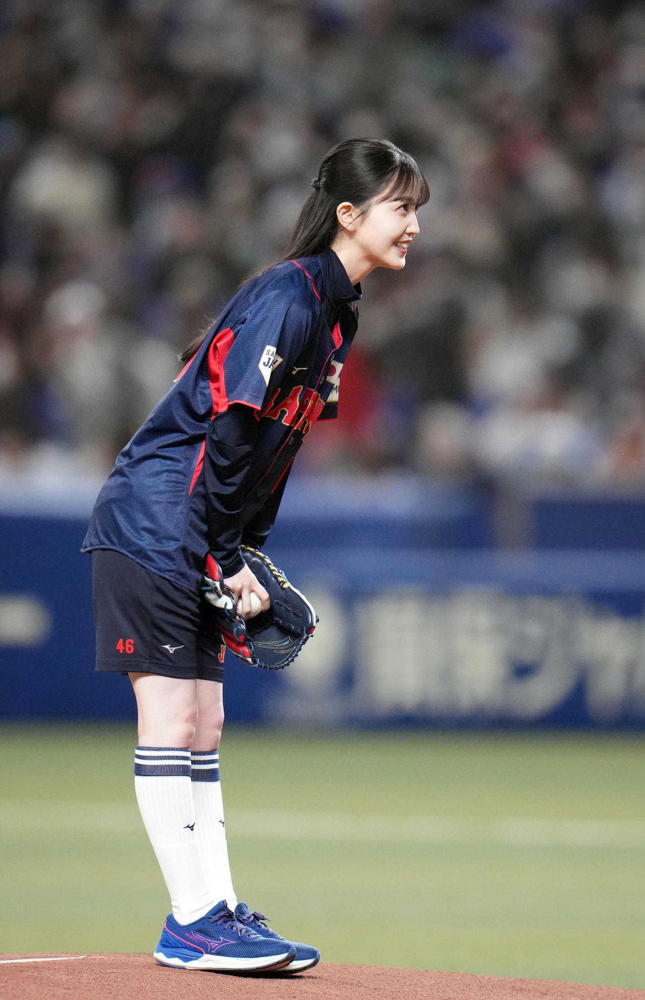 中日対侍ジャパン　始球式を務める乃木坂46久保史緒里（撮影・狩俣裕三）