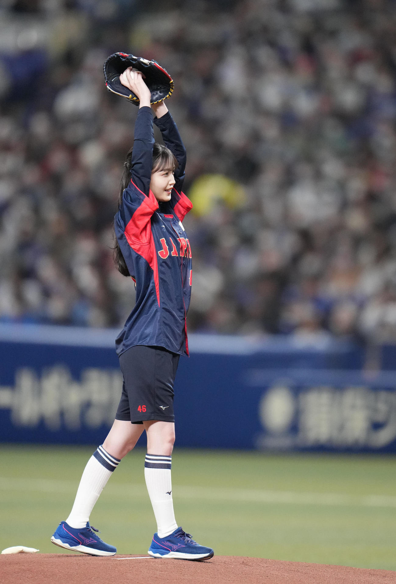 中日対侍ジャパン　始球式を務める乃木坂46久保史緒里（撮影・狩俣裕三）