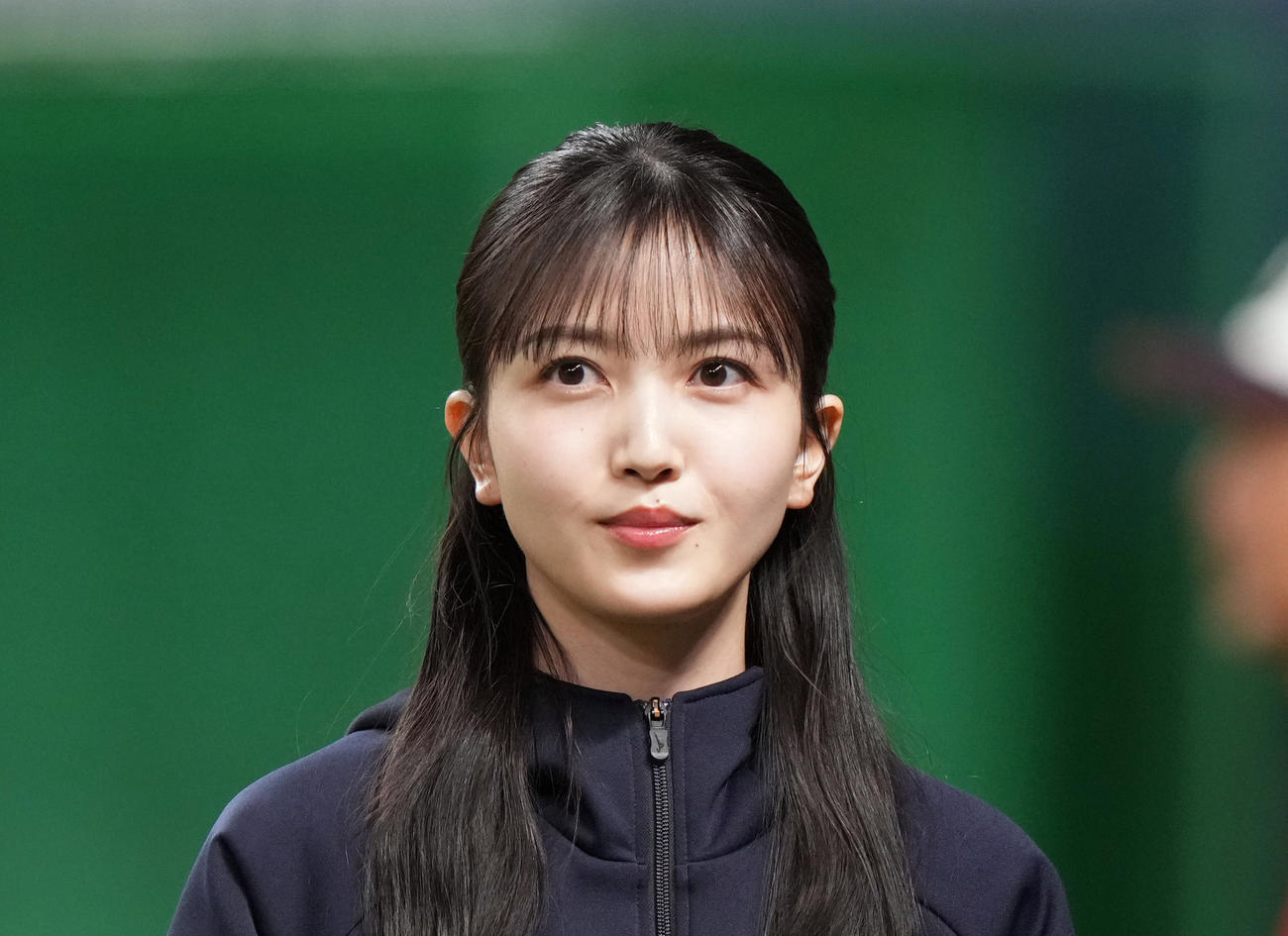 中日対侍ジャパン　試合前、グラウンドでレポートする乃木坂46久保史緒里（撮影・狩俣裕三）