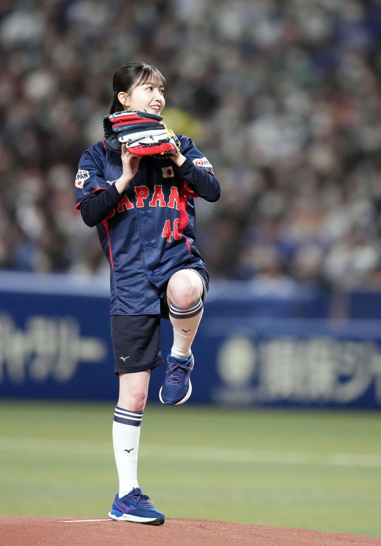 中日対侍ジャパン　始球式を務める乃木坂46久保史緒里（撮影・狩俣裕三）