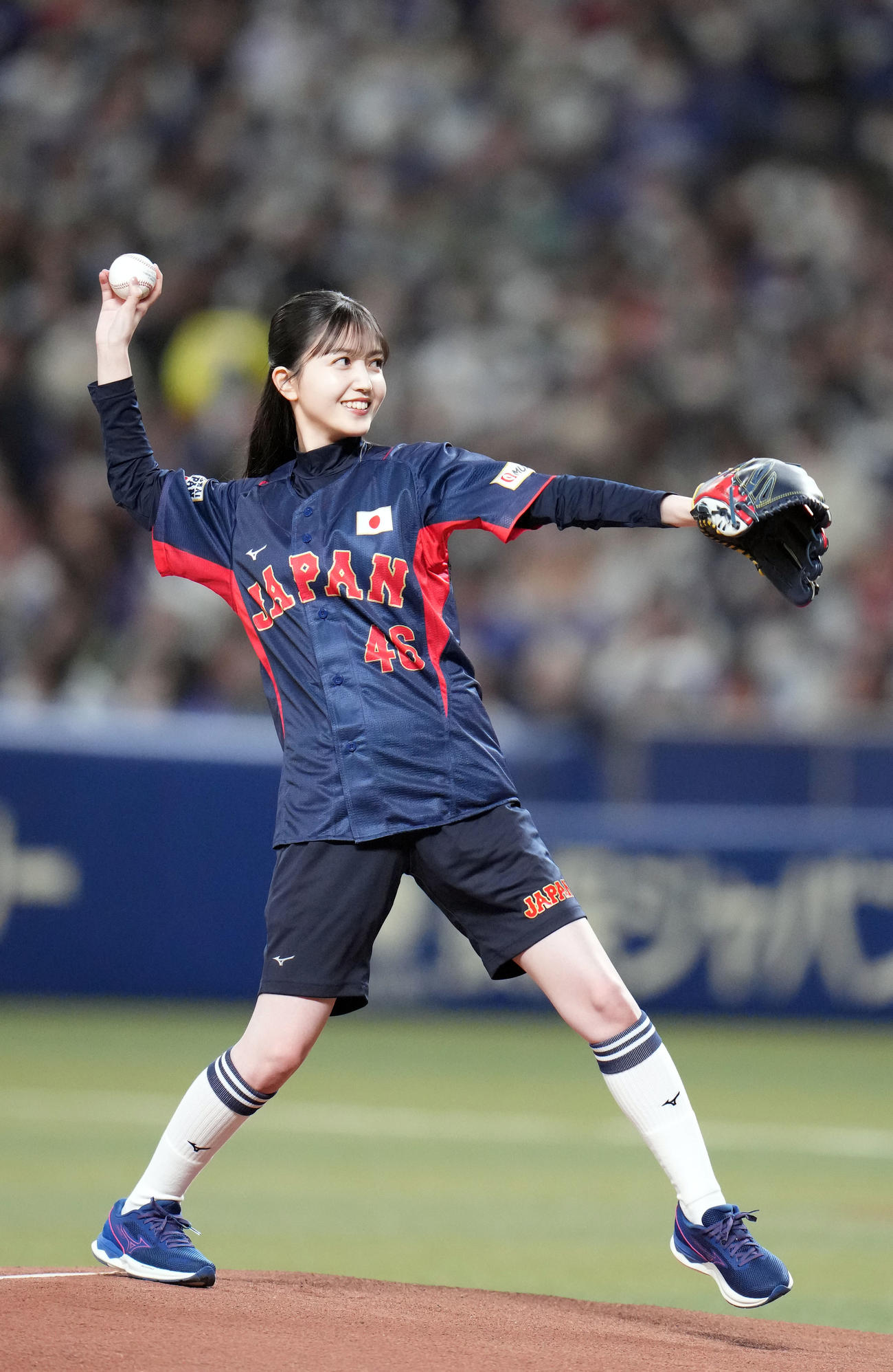中日対侍ジャパン　始球式を務める乃木坂46久保史緒里（撮影・狩俣裕三）